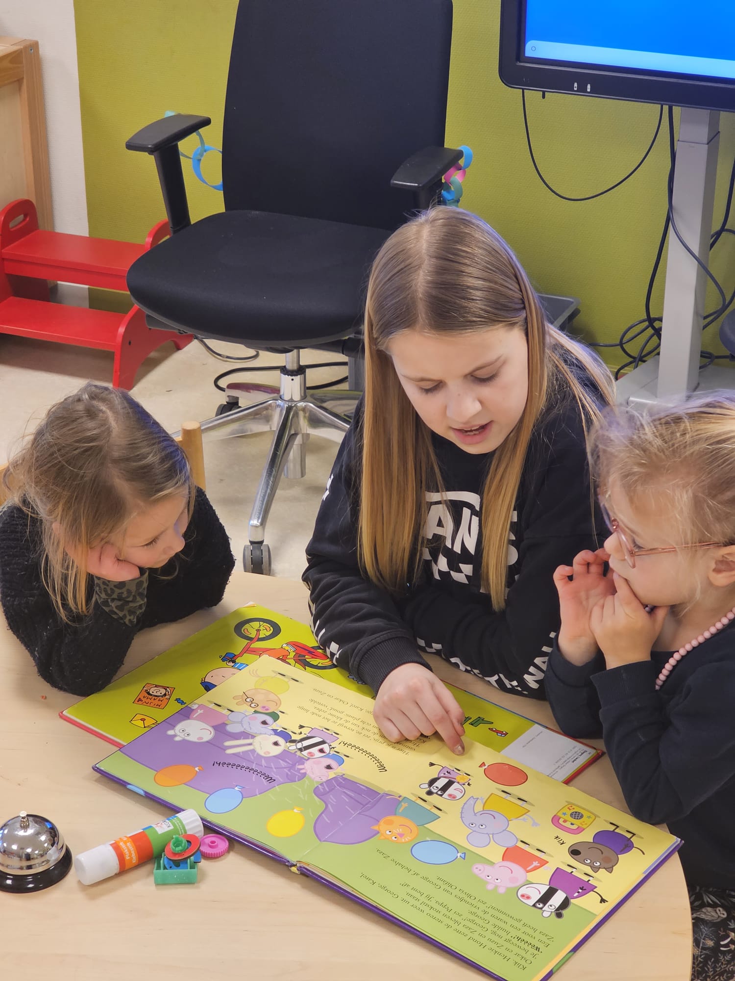 Groep 8: Voorlezen aan de kleuters & gastles Tekpark